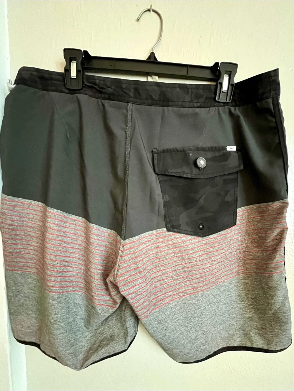 Vuori Cruise Boardshort in Melon Stripe size 34